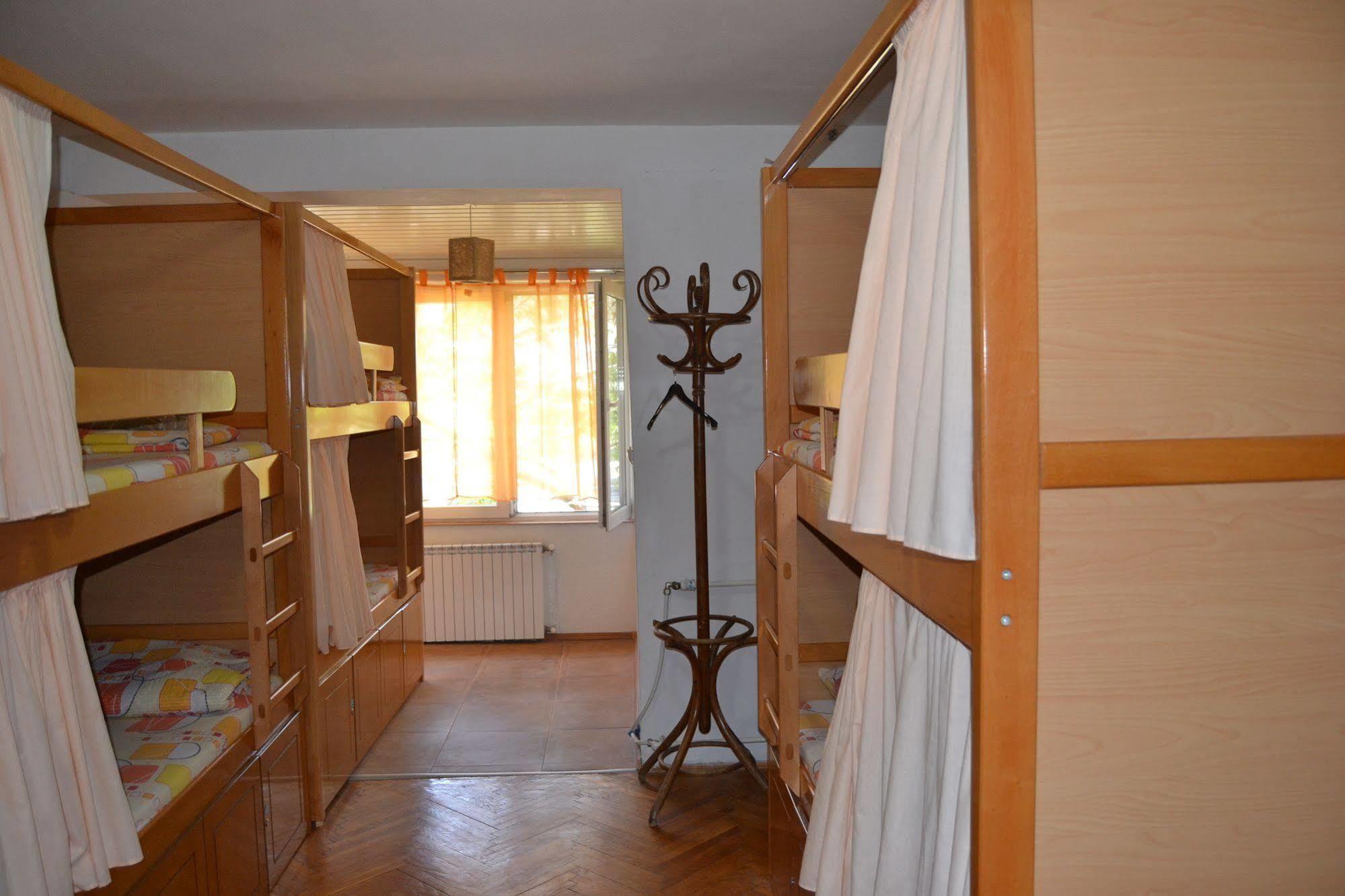 Hostel Valentin 2 Скопье Экстерьер фото